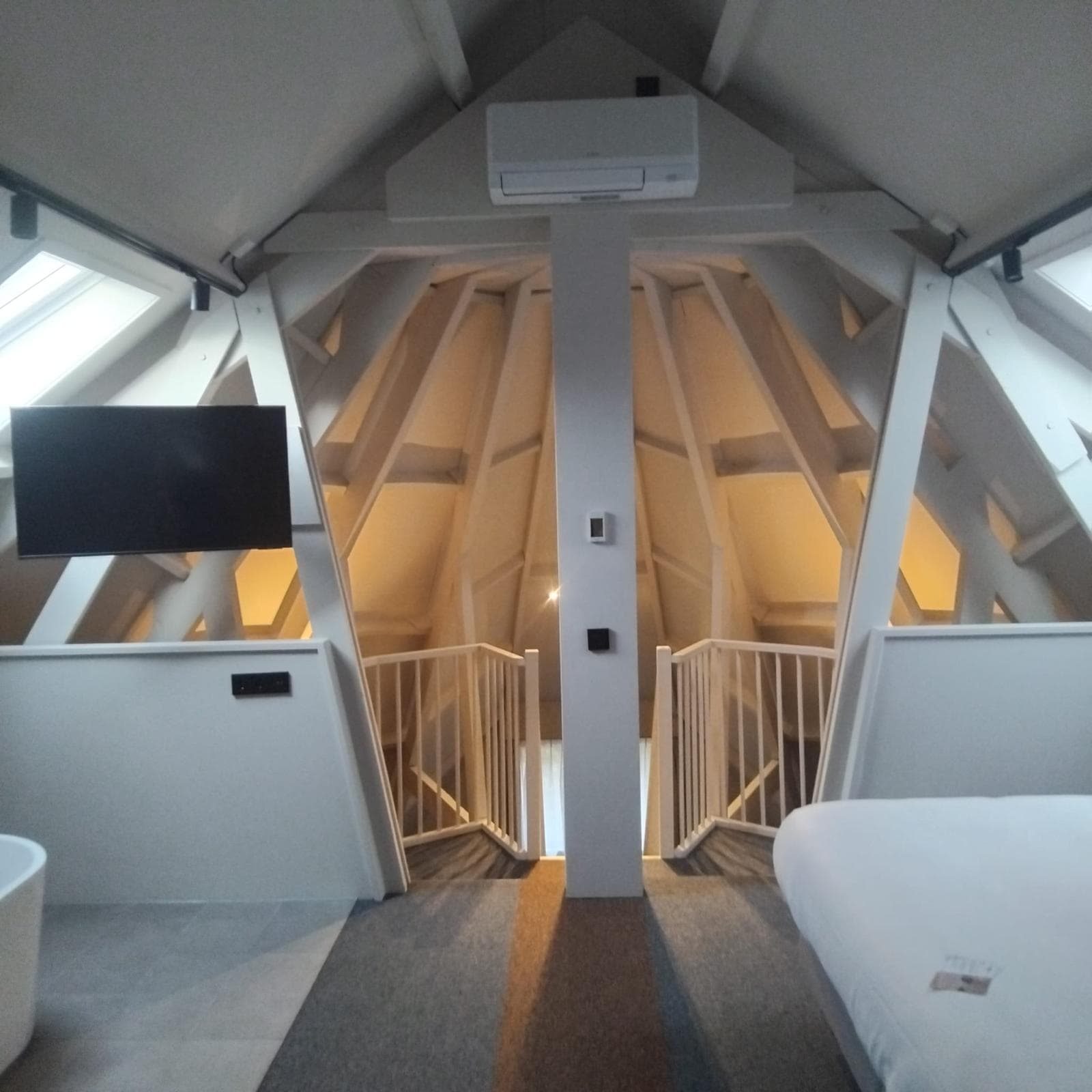 Hotelkamers verbouwd - Schilderwerk zolderkamer met zichtbare balken